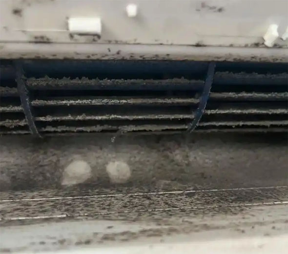 五峰空调吹的风有股烧焦味是怎么回事